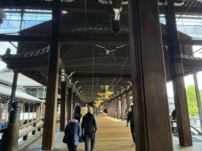 御影堂と阿弥陀堂をつなぐ渡り廊下。