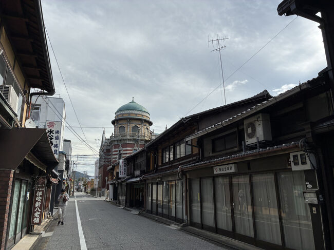 最後に、伝道院を望む門前の写真も撮ってみました。