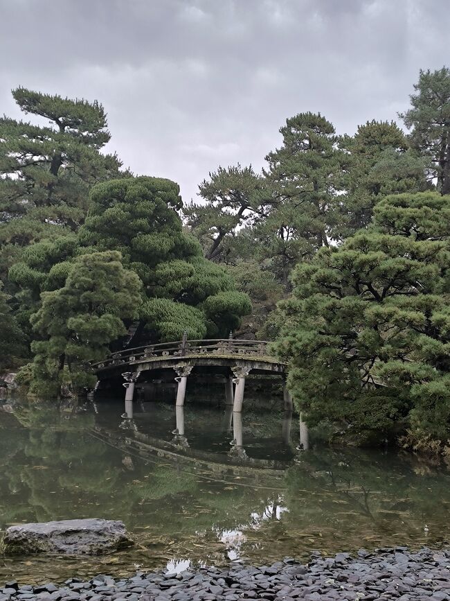 御池庭にある橋は渡るための橋というより池を美しく見せるための橋のように見えました