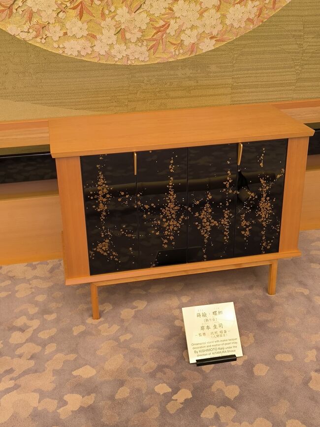 近くで見ると螺鈿細工がキラキラして美しいです