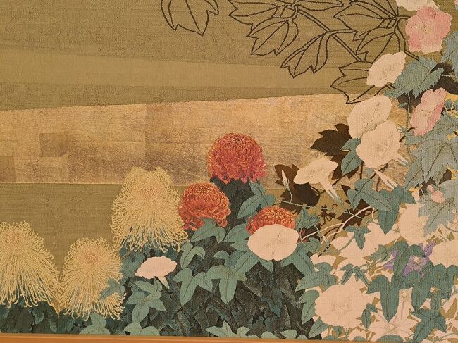 日本画のような織物<br />39種類の植物が描かれているそうです