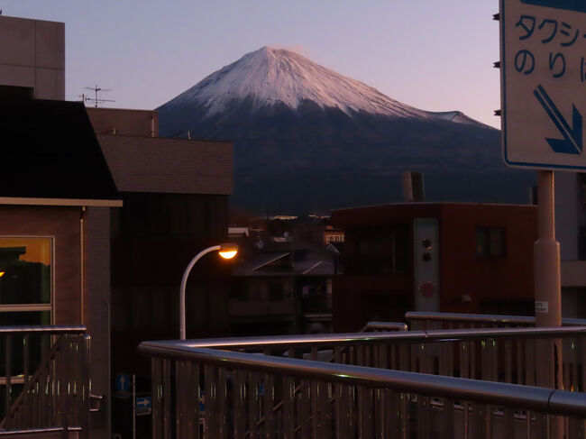 建物の隙間から見え隠れする富士山。まだ暗いですが、すごく良い天気です。