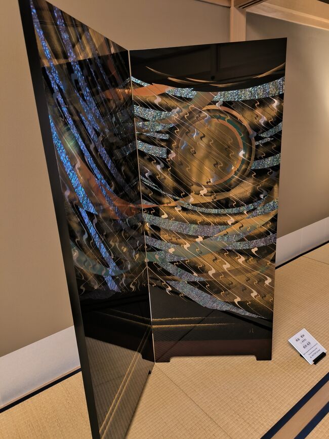 こちらは海外の螺鈿を使っているそうでとても華やかです