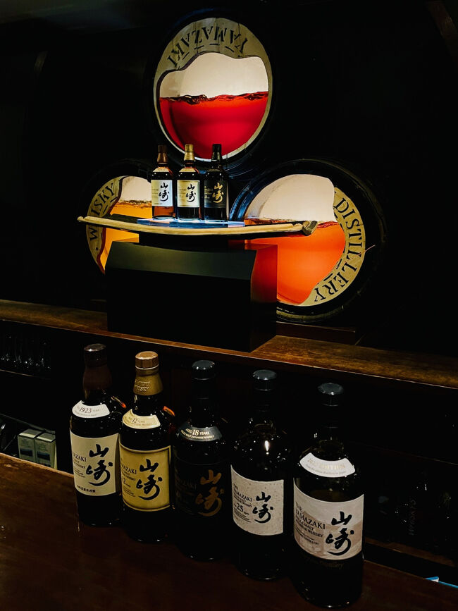 日比谷BAR WHISKY-S・バーカウンター<br />特別な山崎ウイスキーイベントらしく、普段見る事のない光景です。