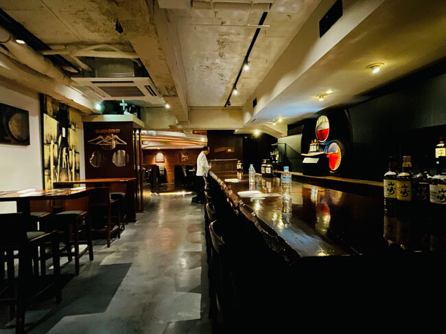 日比谷BAR WHISKY-S・店内<br />2025年11月1日（土）～12月30日（火）「THE YAMAZAKI EXPERIENCE IN GINZA」開催のため、バーカウンター背面は山崎蒸留所のイメージカラーである「黒墨色」一色に改装されたそうです。<br />【住　　所】　東京都中央区銀座3-3-9 金子ビルB1<br />【アクセス】　JR有楽町駅 銀座口 徒歩5分<br />　　　　　　　東京メトロ・丸ノ内線、銀座線　銀座駅 C8出口 徒歩2分<br />【営業時間】　（一般時）月・火・水・木・金・土・日・祝日　<br />                       17:00 - 23:00/L.O. 料理22:30<br />　　　　　　　「THE YAMAZAKI EXPERIENCE IN GINZA」開催時<br />　　　　　　　　完全予約制・各回90分、<br />　　　　　　　　平日　　　：17時、19時、21時<br />　　　　　　　　土・日・祝：13時、15時、17時、19時、21時　　　　<br />【座　　席】　57席（カンター席も含む）
