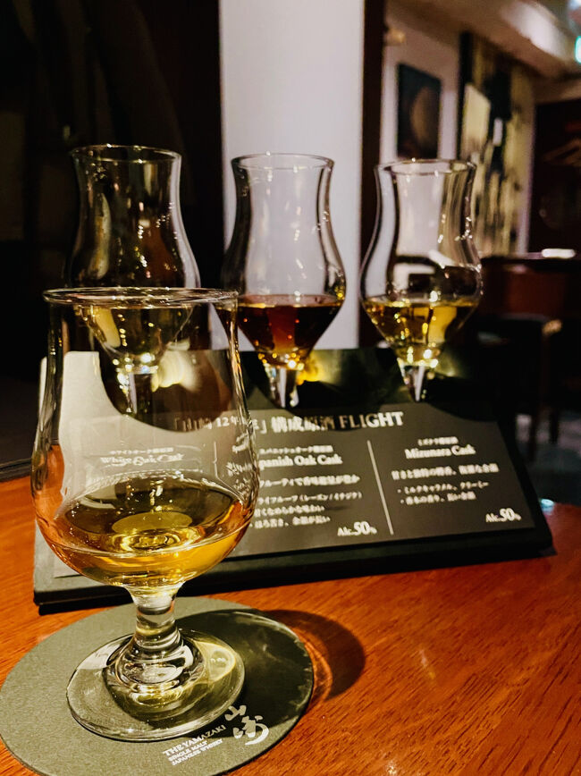 日比谷BAR WHISKY-S<br />■山崎12年（左手前）<br />三つの原酒をはじめとした多彩な原酒をブレンドした完成形。甘いバニラ香と熟した果実香、幾重にも押し寄せる香味が特長。