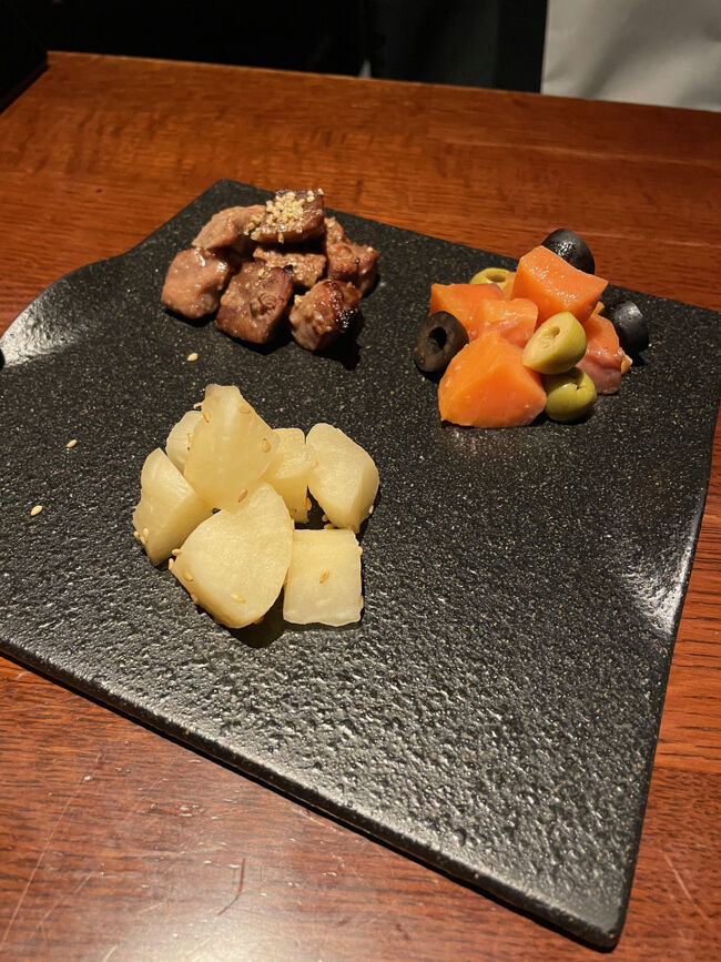 日比谷BAR WHISKY-S・山崎ペアリングフード（おつまみ）<br />■山崎ペアリングフード：・燻り惣菜 3品盛り合わせ　1,650円（税込）を注文。燻り豚タン、サーモンとオリーブの和風マリネ、スモーキーたくわんの三点セットです。スモーキーたくわんは、いぶりガッコのようです。