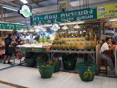 ホテルに荷物を置いたら1日目はベネフィットの無い席なので開場までオートーコー市場とチャトゥチャック市場へ。ドリアンの季節～。