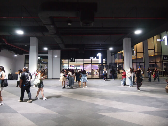 ホールの入口はだだっ広い空間ですぐに溜まるオタクに優しい