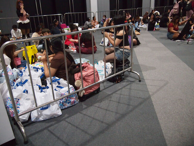 仕入れを終えて床で一休みする人、過去のグッズを販売する人、本当に商売の人もいて色々自由