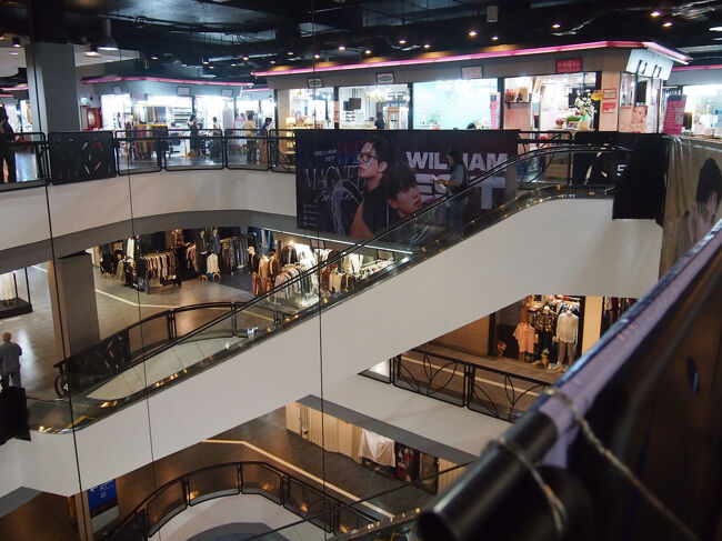 市場の様な小さな洋品店が沢山の中にカラオケ、美容室、ダンススクール、飲食店が等が入る謎ビル。