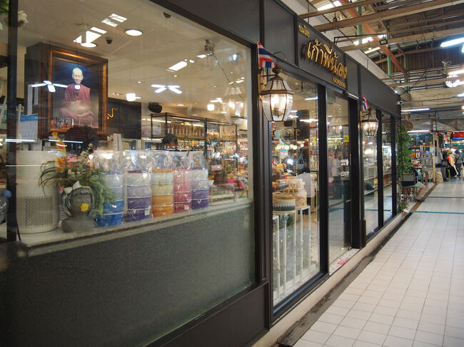 オートーコー市場のタイ伝統菓子屋さん。ルークチュップ(タイの練り切り)を食べてみたいが量が多いので断念。