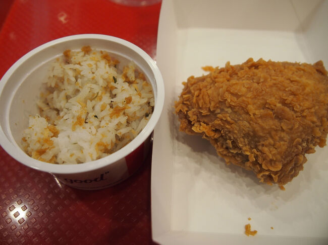 昼ご飯はUNION MALL内のケンタッキーでチキンとごはん<br />タイ米だからできる大胆混ぜご飯美味しかった