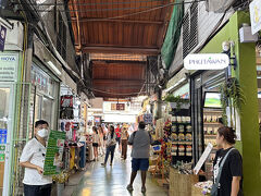 チャトゥチャック市場市場では写真右のPHUTAWANでロールオンアロマやパルファムのお気に入りを探せて良かった。日本で買うより全然安かった気がする。
クーラーが壊れてて激暑の中(多分32度位)店員さん汗全くかかずに普通に営業していてタイを感じた。