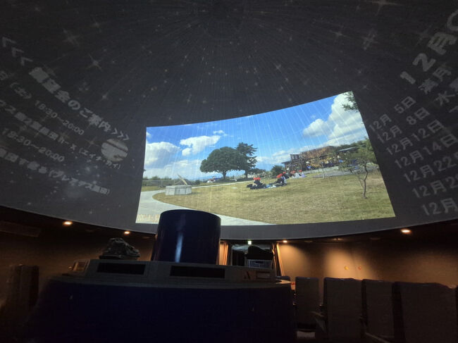 プラネタリウムは１４時からのは太陽系のCGっぽいヤツと<br />１５時半からの一般的なヤツの二つを見ました<br /><br />ソファーがふかふかで寝た感じで見れるんで快適（寝てしまいそう）
