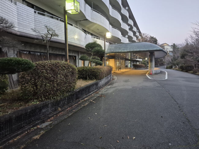 駐車場は裏で入り口はここ<br /><br />ホテルって感じではなくリゾートマンション