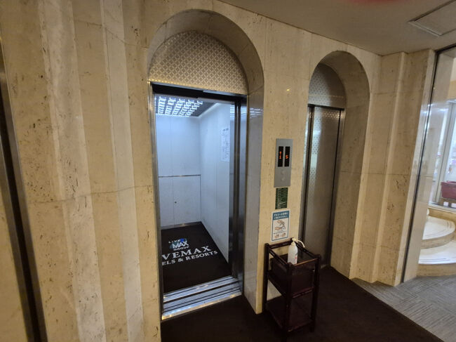 エレベーターで三階に