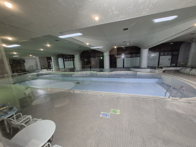 ガラスの向こうプールです<br /><br />営業は夏のみらしい（屋内なのに）