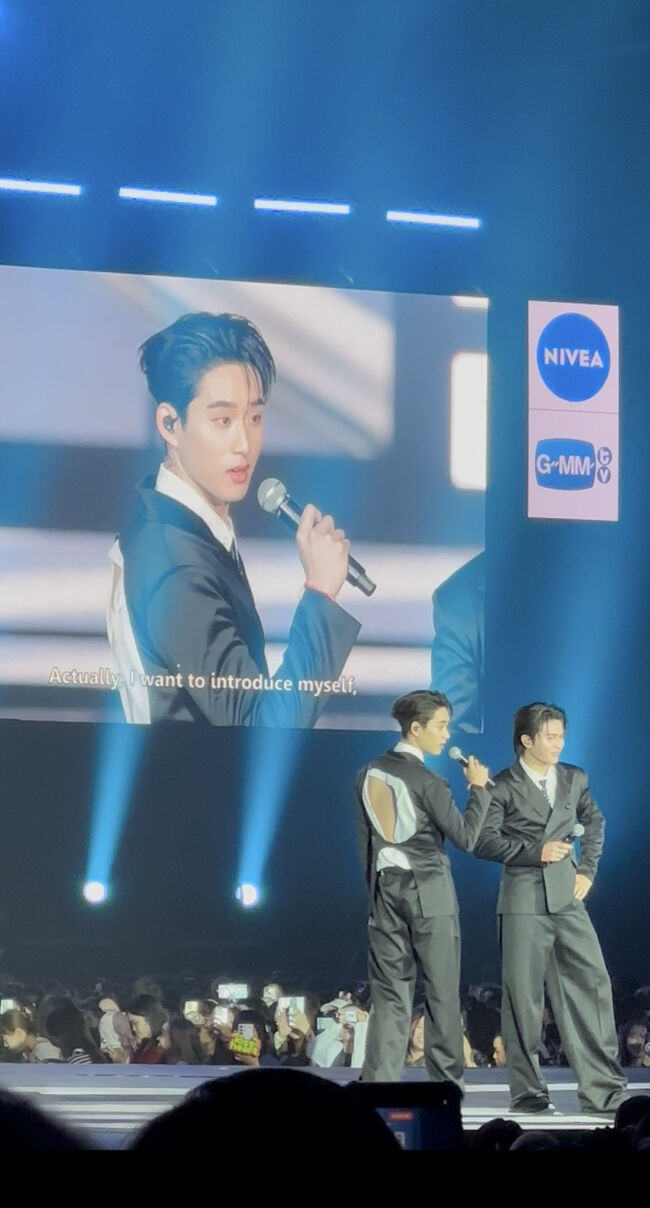 最近タイでは背中丸出しスーツが流行っているのだろうか？