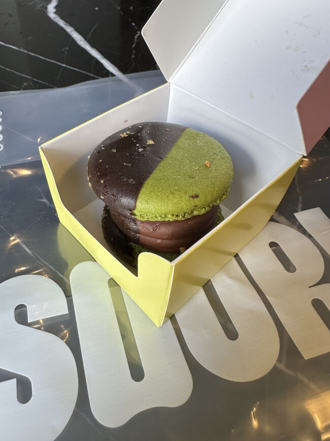 2日まとめて書いたので、2日目のおやつは近所のCentral Ladprao内SOURIで購入したドバイチョコマカロン。他のより高かった気がするけど、かなりリッチでお腹一杯。