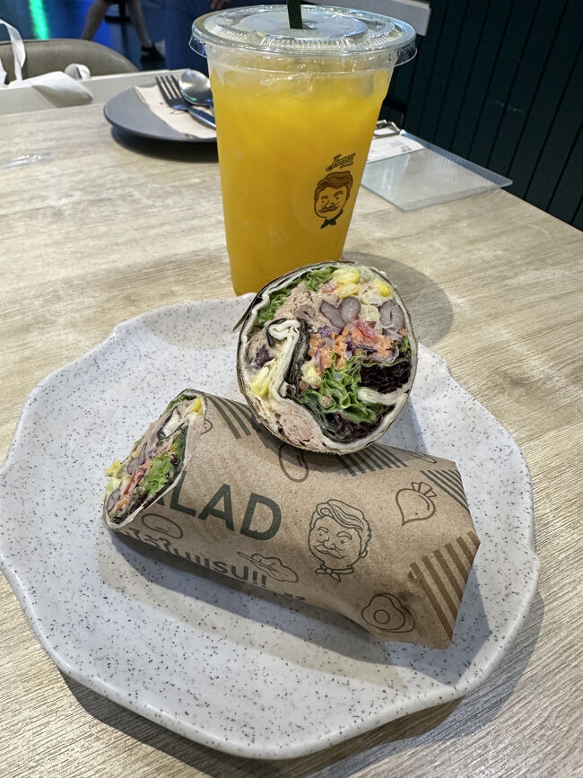 昼過ぎUNION HALLの入っているUNION MALLに戻ってランチ。<br />コンサート前で緊張するので軽めに、、、と思ったら巨大なラップサンド出てきた。