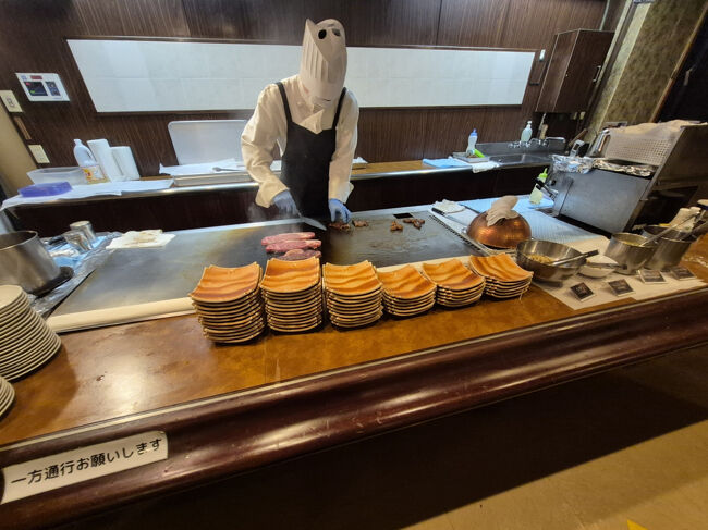 ステーキを焼いてます<br /><br />ヒレ肉は人気なのか二回目に行ったときは無かった＞＜；<br /><br />オープンキッチン