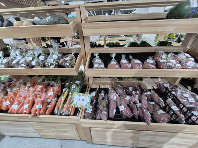 野菜やパンなどもお土産が多く売ってました