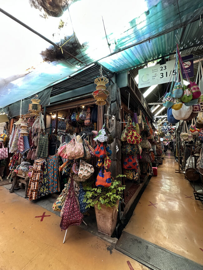 この衣料雑貨店のオーナーさんは日本人女性の様で、オールインワンが可愛かったけど高身長向けの丈で引きずりそうなのでやめておく。