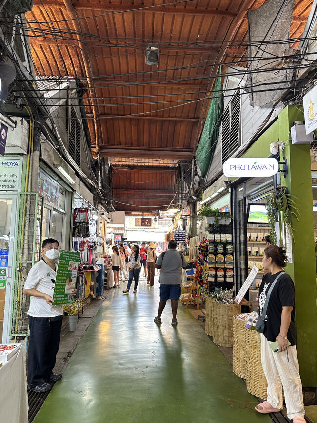 チャトゥチャック市場市場では写真右のPHUTAWANでロールオンアロマやパルファムのお気に入りを探せて良かった。日本で買うより全然安かった気がする。<br />クーラーが壊れてて激暑の中(多分32度位)店員さん汗全くかかずに普通に営業していてタイを感じた。