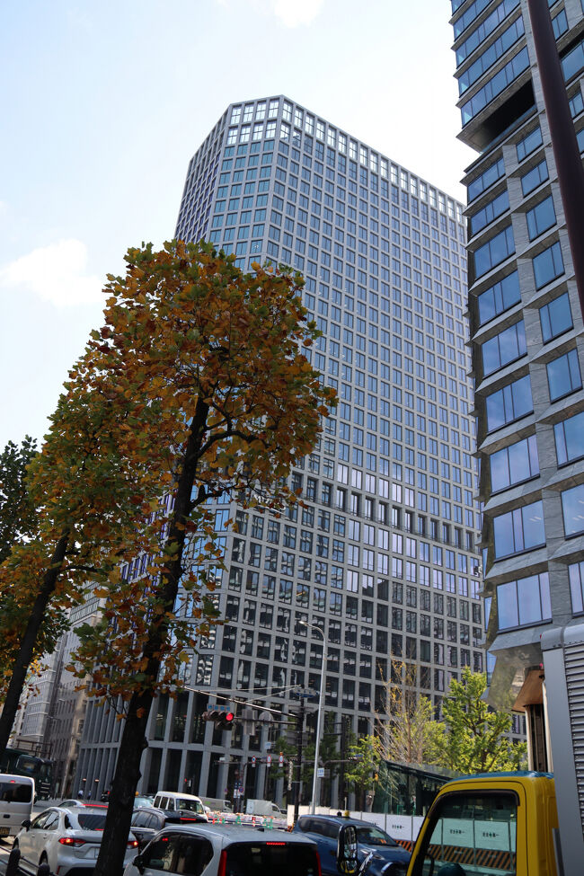 川沿いを東側へ淀屋橋駅まで歩いて最初の目的地！<br />淀屋橋ステーションワンは今年完成したばかりの超高層ビルです。<br />オフィスビルですが、早速最上階の展望フロアは一般開放されています。