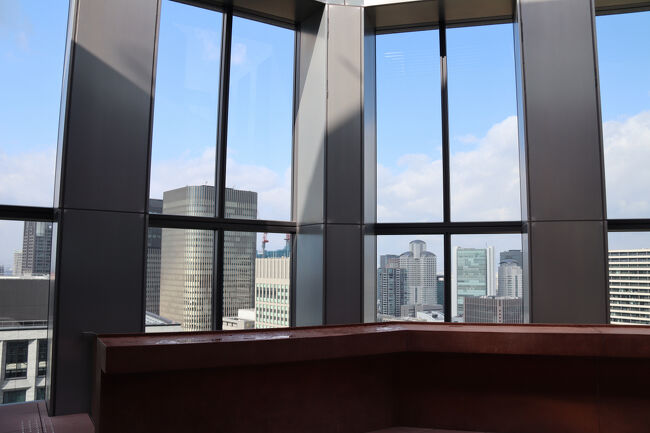 展望フロアに到着すると、遠目で見ても窓の外の景色が凄そうです。