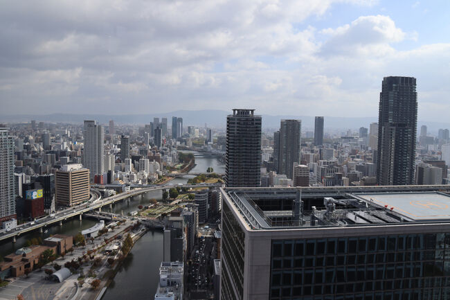 東側は遠くに京橋の超高層ビル群が見えます。