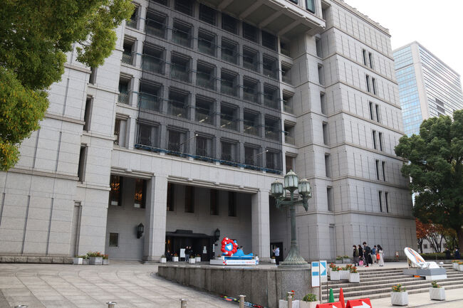 中央公会堂方面への移動中、市役所の前に今年大活躍のあのお方が！