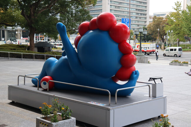 後ろ姿も拝めます<br />万博閉幕後の平日でしたが、ちらほら写真を撮っている方がいて人気は健在<br />ちなみに近々ベイエリアのATCに移設されるらしいです。