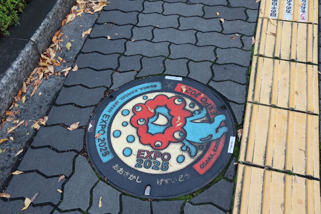 近くにはデザインマンホールもあり