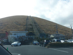 
大江戸温泉物語伊東温泉ホテルニュー岡部を出て
伊東市内を走り、車で20分ほどでしょうか

本日の観光は大室山です
伊豆には何度も来たことありますが
ここは初訪問です

うーんでも、緑の時期に来た方が綺麗だったかな？
山焼きも有名みたいですね