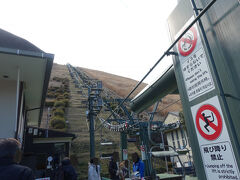 

ではリフトに乗って、山頂に向かいます
短いですが、6分の空中散歩です

飛び降り禁止・・って、飛び降りる人なんている？！と
思いましたが