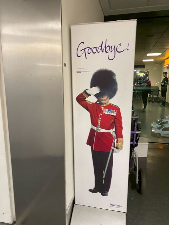 ゲート通過後、衛兵からのご挨拶。<br />今回は弾丸だったので、またいつかゆっくりイギリスに来たい。