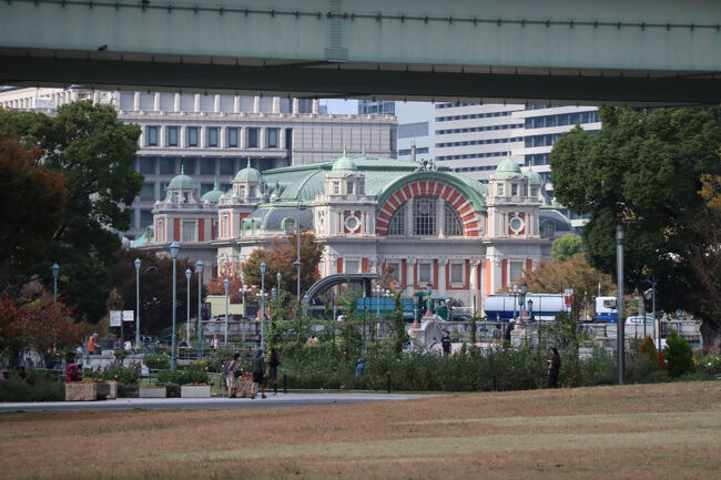 芝生を抜けると中之島の東端までやって来ました。<br />振り返ると中央公会堂が<br /><br />今回の旅はここまでです！