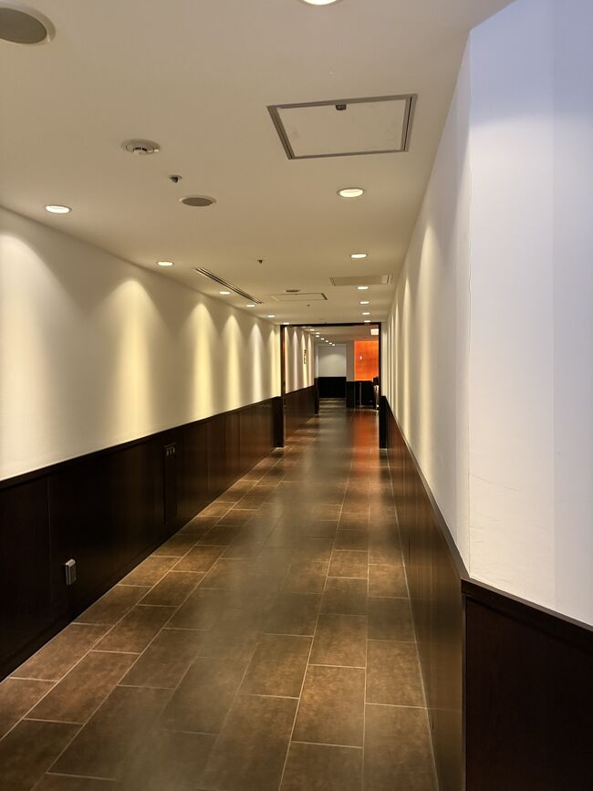 長い廊下を歩きます。