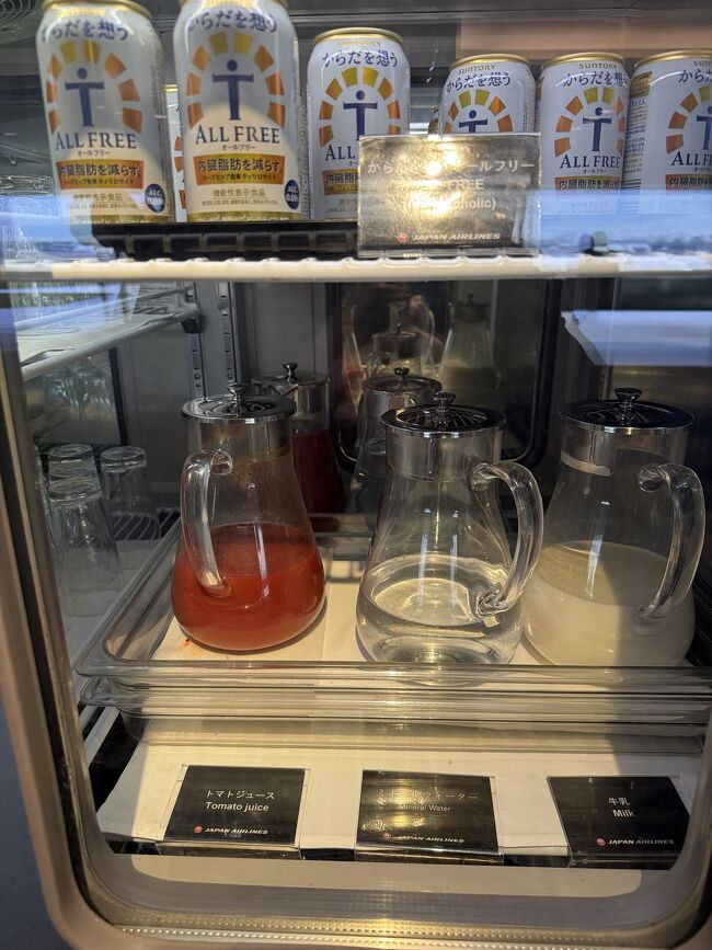なんと、冷蔵庫が２つあるのを確認しましたが、<br />入って右側にはノンアルコールがありました。<br />ラウンジというと、飲兵衛天国のイメージしかなくて、<br />自分には損した気分でしたが、<br />これはうれしかったです。<br />もちろんビールの人も、隣のキンキンに冷えたグラスを持ち出すのをお忘れなく。