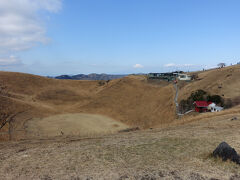 

歩いている人もまあまあいます
インバウンド、こんな所にまで。

右上はテラスとリフト乗り場、右下に見えるのは浅間神社です
はるか昔、山自体が御神体と考えられていたとか
安産と縁結びの神様だそうです