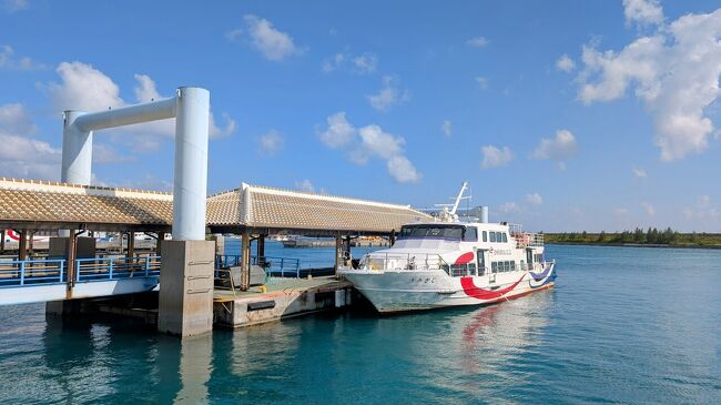 まずは前置きから。<br />西表島航路は安栄観光と八重山観光フェリーの二社が運行しています。<br />一般的なのは所要時間が短く一日複数便がある高速船（↑写真）ですが、こちらは旅客のみ。<br />原付や車などを運ぶ場合は貨客船を利用する必要があります。