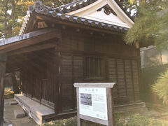 東御苑の中には、同心番所、百人番所、大番所など、江戸城の遺構がありました。
池や花壇、庭園など、自然を感じるものも整備されています。
