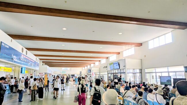 朝8時半頃、石垣港フェリーターミナルへ。<br />新しく改装されて、大きく綺麗になっていました。