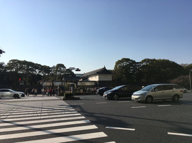 地下鉄で大手町まで行き、永代通りを西へ歩いて皇居の大手門に向かいました。<br />途中、丸ノ内永楽ビルの前に「さわり大黒」という石像があるのに気づきました。<br />この近くの丸の内にもTCS25の会場があったそうです。<br />