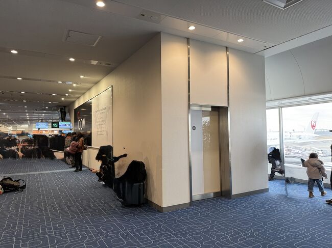 なんと、ここが秘密の出口でした。<br />空港関係者でもない、<br />スーツケースをもった人が出てきたら違和感ですね。