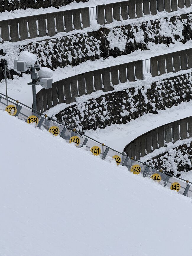 実際にはこれより急角度です。<br />理屈では斜面に身体は垂直に立つのですから、<br />着地は恐怖でしょうね。