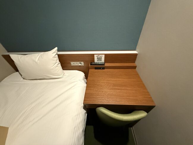 テーブルのスペースがありますが、<br />物置ようです。<br />カプセル同様、ここでの飲食は全面禁止です。<br />部屋の高さは180㎝もあって、圧迫感はありません。<br />ベッドはシモンズです。