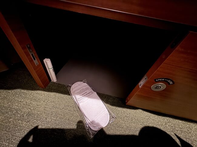 荷物をベッド下の収容ベースに入れて、<br />鍵をかけようとしたら、<br />鍵がまったく使用不能です。<br />鍵は入るのですが、どちらにも動きません。<br />結局スーツケースは一旦フロントで預かってもらうことになりました。<br />白いのは使い捨てスリッパです。